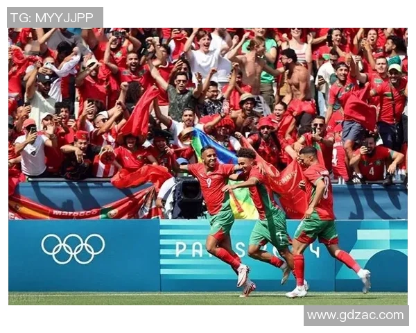 最强壮的足球明星们如何在赛场上展现力量与技巧的完美结合